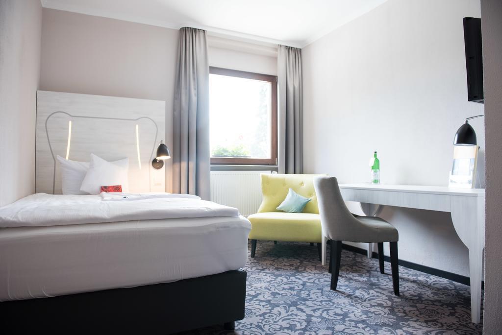 Parkhotel Schillerhain Кирхгаймболанден Экстерьер фото